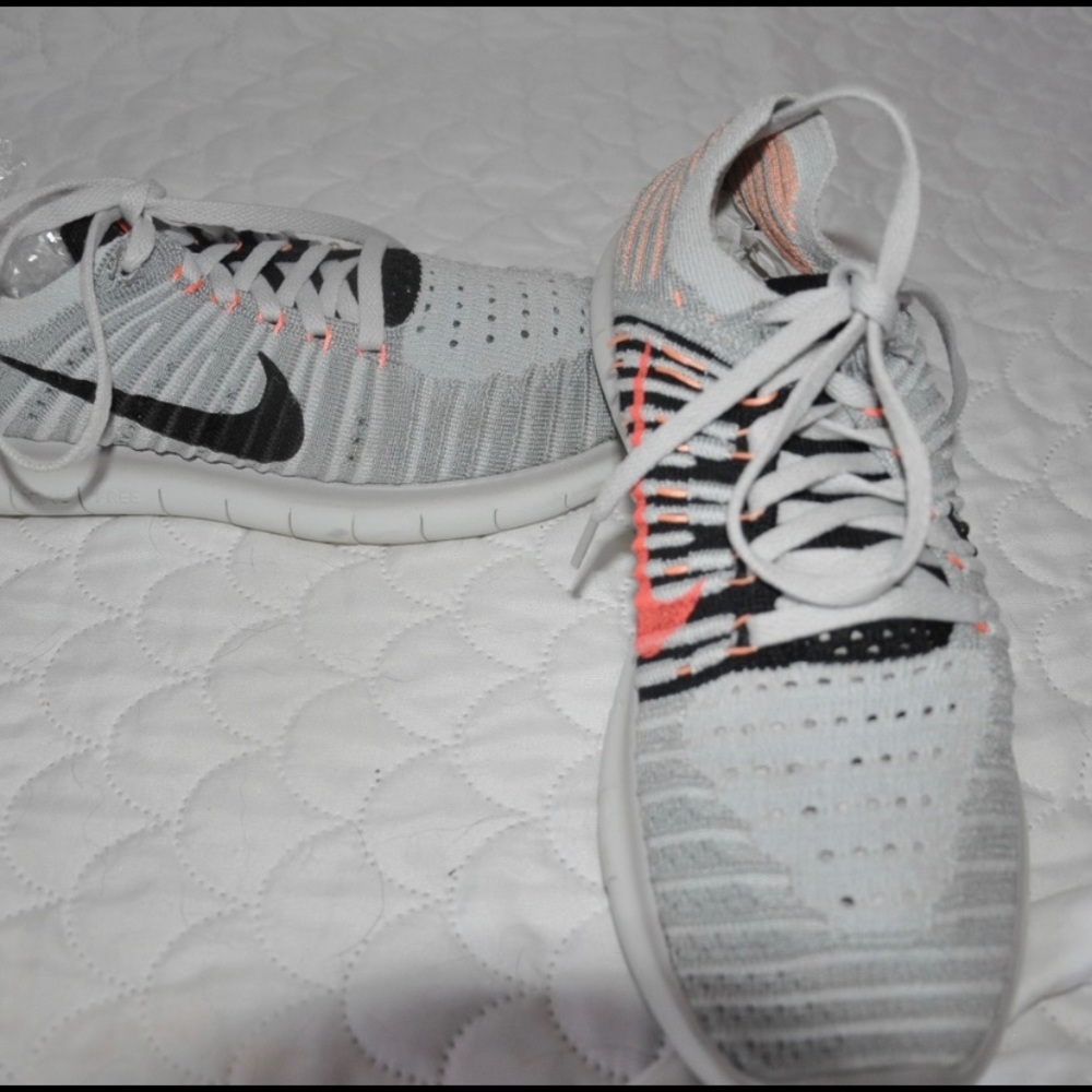 Nike tennis shoes free rn flynit
